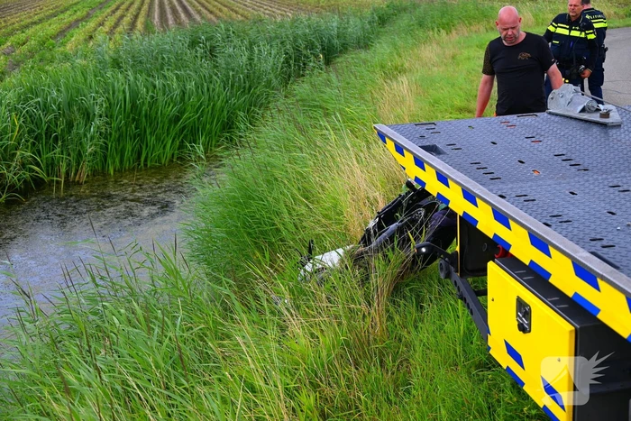 Motor belandt in het water
