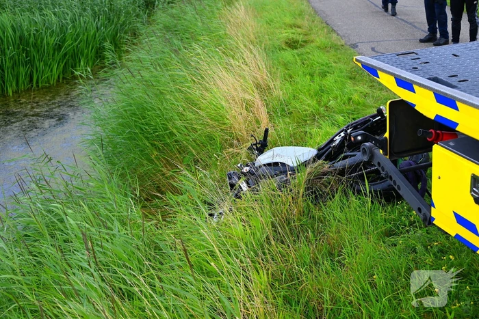 Motor belandt in het water