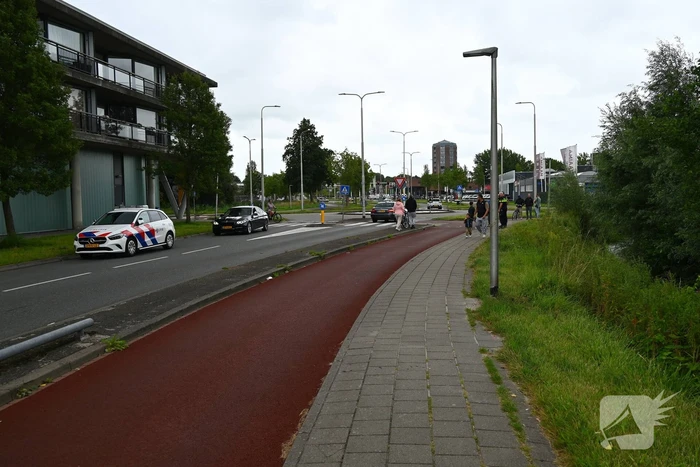 Vrouw door omstanders en politie uit water gered