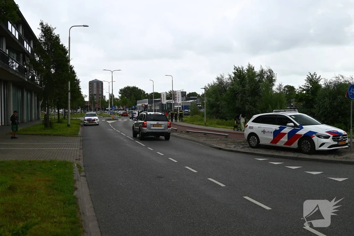 Vrouw door omstanders en politie uit water gered