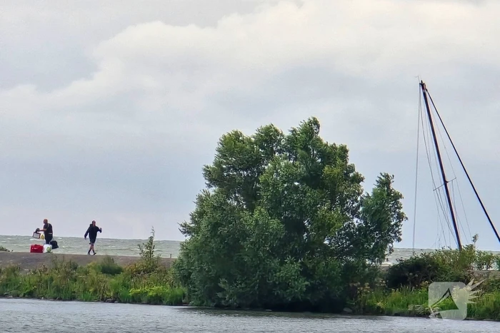 Schip in nood roept hulp in