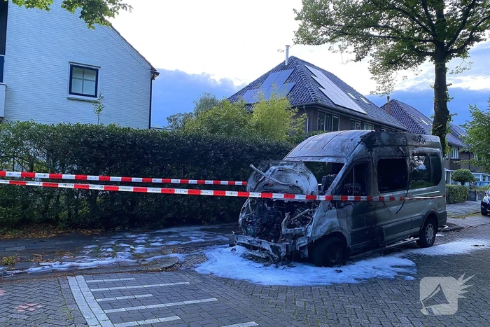 Taxibus volledig in vlammen op