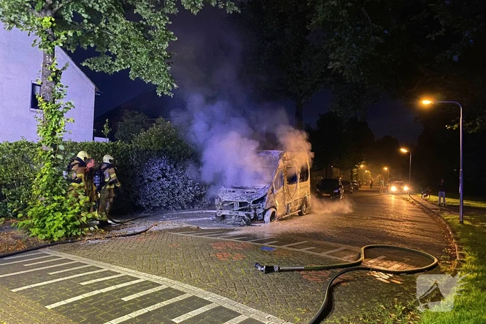 Taxibus volledig in vlammen op