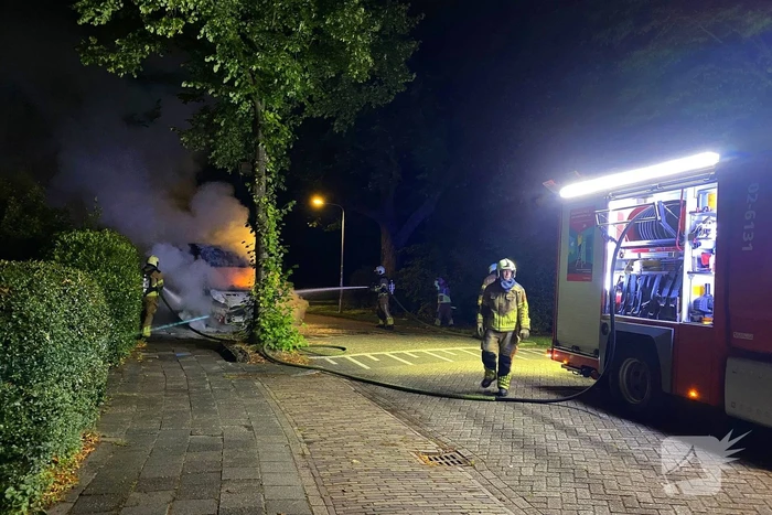 Taxibus volledig in vlammen op