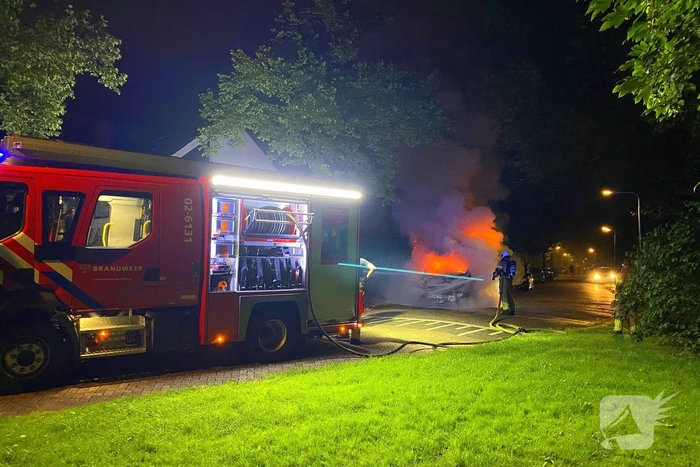 Taxibus volledig in vlammen op