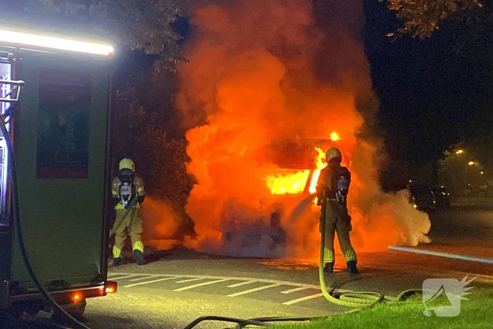 Taxibus volledig in vlammen op