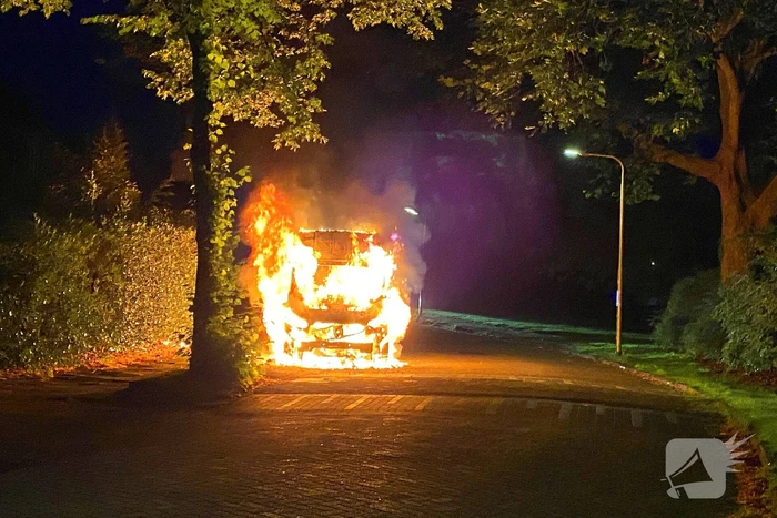 Taxibus volledig in vlammen op