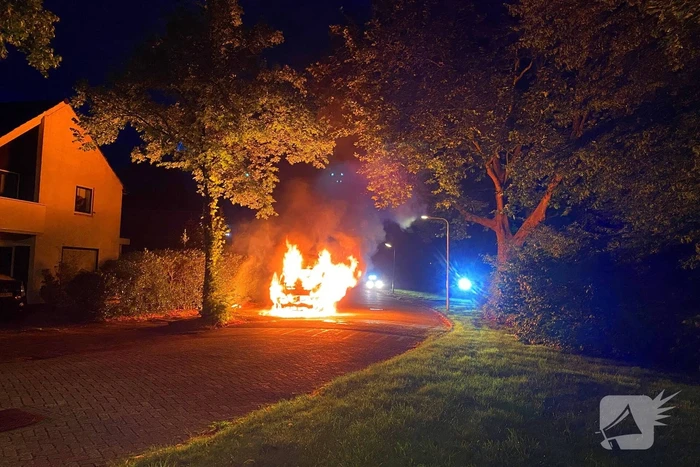 Taxibus volledig in vlammen op