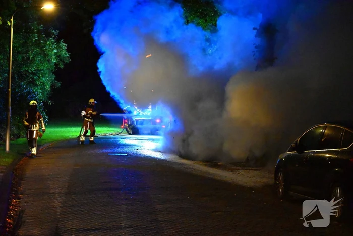 Taxibus volledig in vlammen op