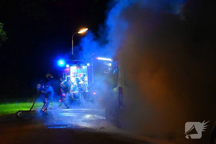 Taxibus volledig in vlammen op