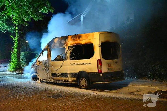 Taxibus volledig in vlammen op