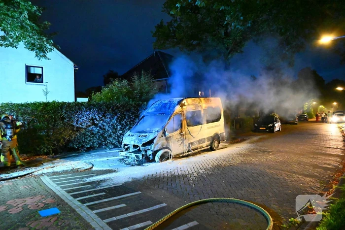 Taxibus volledig in vlammen op