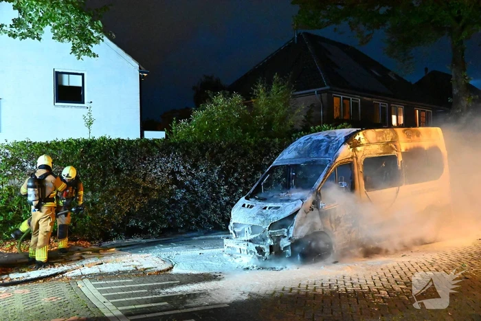 Taxibus volledig in vlammen op
