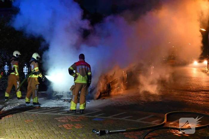Taxibus volledig in vlammen op