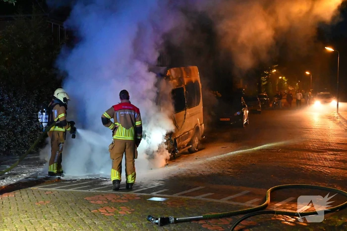 Taxibus volledig in vlammen op