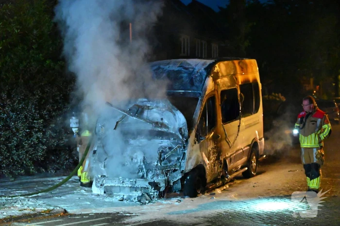 Taxibus volledig in vlammen op