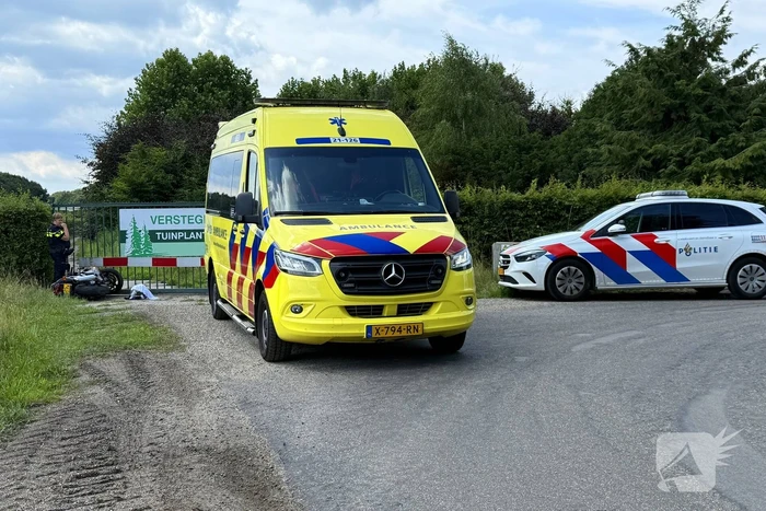 Motorrijder gewond na aanrijding met hekwerk