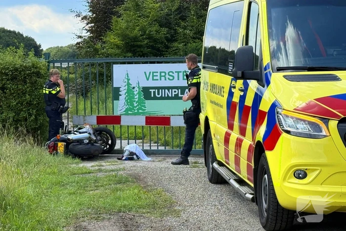 Motorrijder gewond na aanrijding met hekwerk