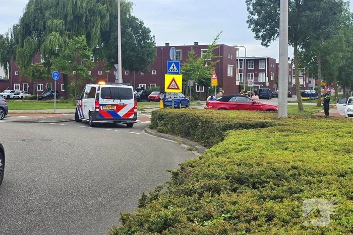 Auto botst met scooter op fietspad