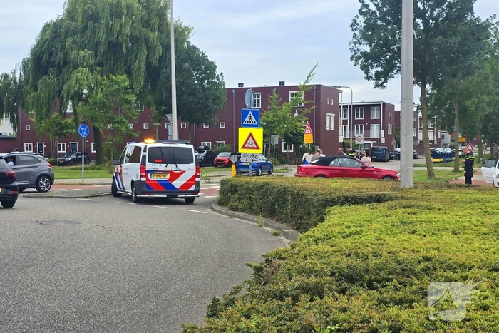 Auto botst met scooter op fietspad