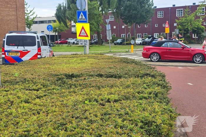 Auto botst met scooter op fietspad