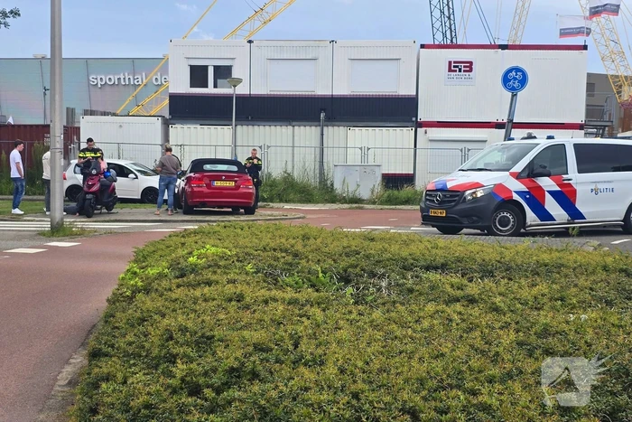 Auto botst met scooter op fietspad