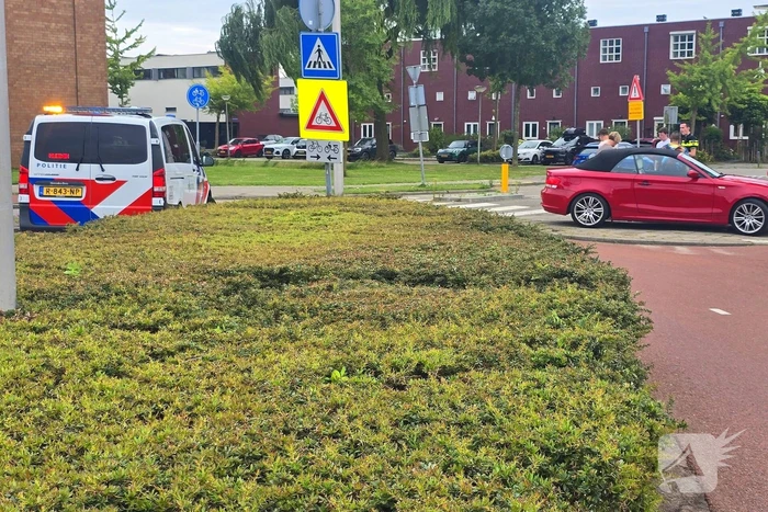 Auto botst met scooter op fietspad