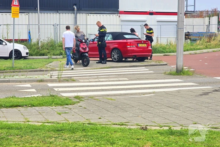 Auto botst met scooter op fietspad