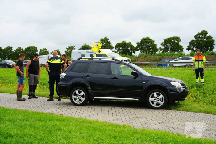Auto in sloot na ongeluk