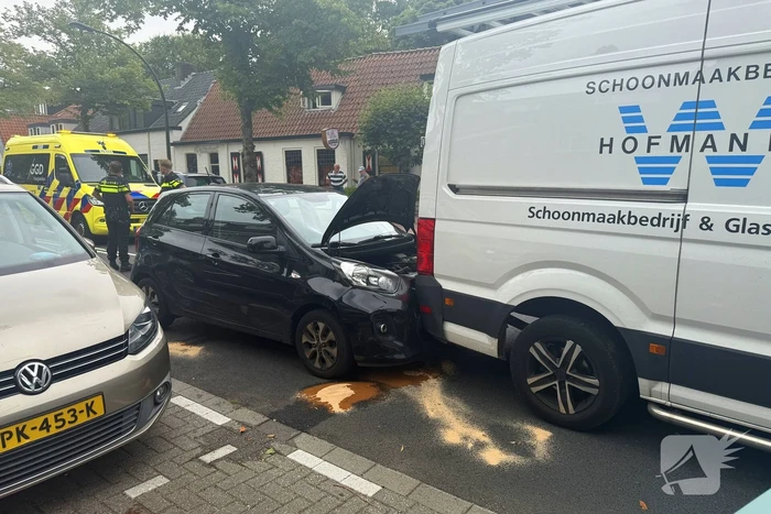 Aanrijding met letsel tussen auto en bestelbus