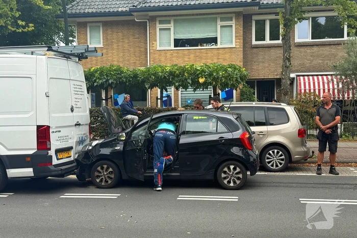 Aanrijding met letsel tussen auto en bestelbus