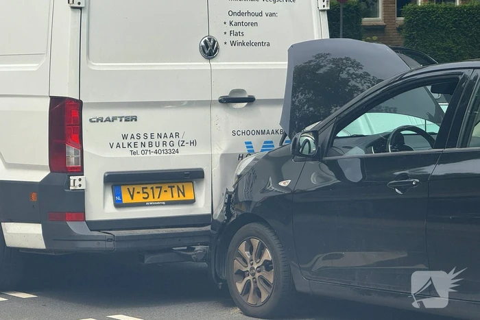 Aanrijding met letsel tussen auto en bestelbus