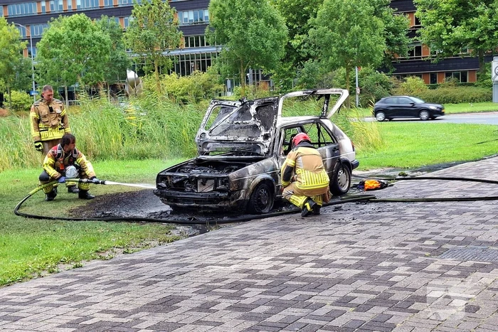 Auto in vlammen opgegaan