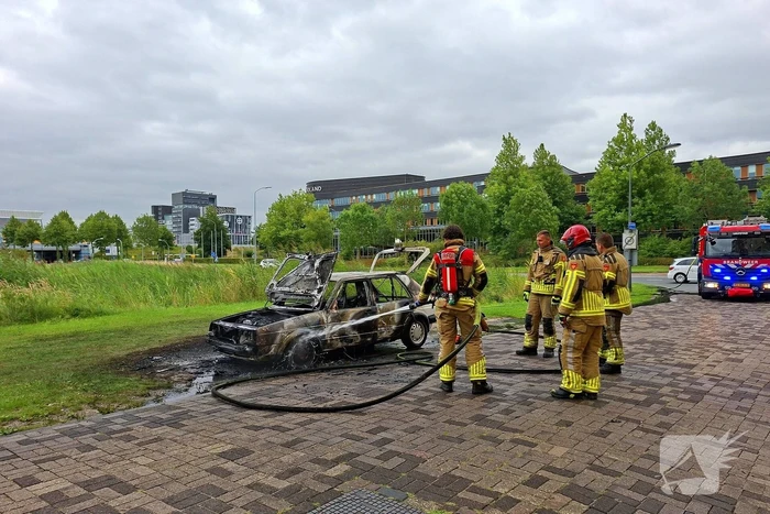 Auto in vlammen opgegaan