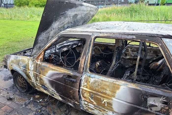 Auto in vlammen opgegaan