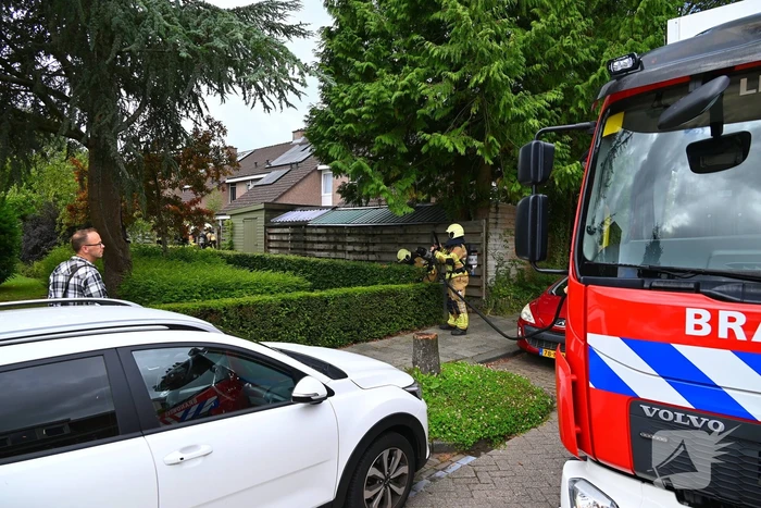 Brandweer blust brand in bijgebouw