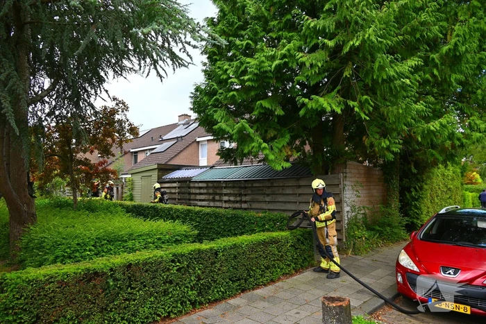 Brandweer blust brand in bijgebouw