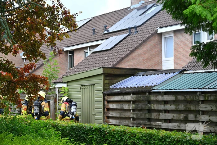 Brandweer blust brand in bijgebouw