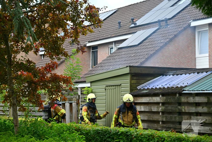 Brandweer blust brand in bijgebouw