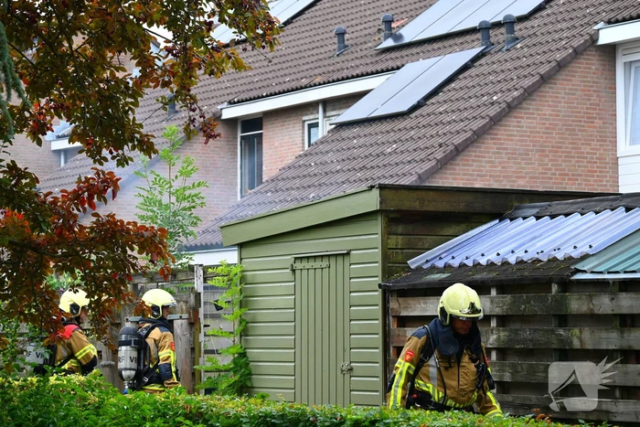 Brandweer blust brand in bijgebouw