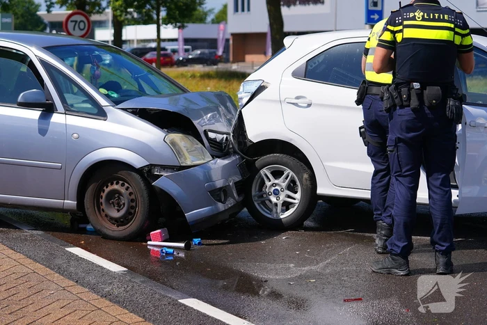 Flinke schade en gewonde bij botsing tussen twee auto's