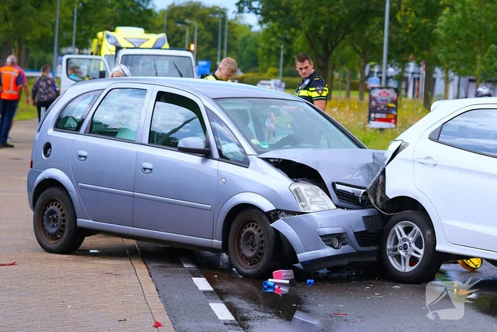 Flinke schade en gewonde bij botsing tussen twee auto's