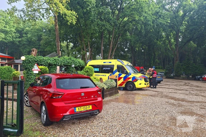 Persoon met verward gedrag op dak