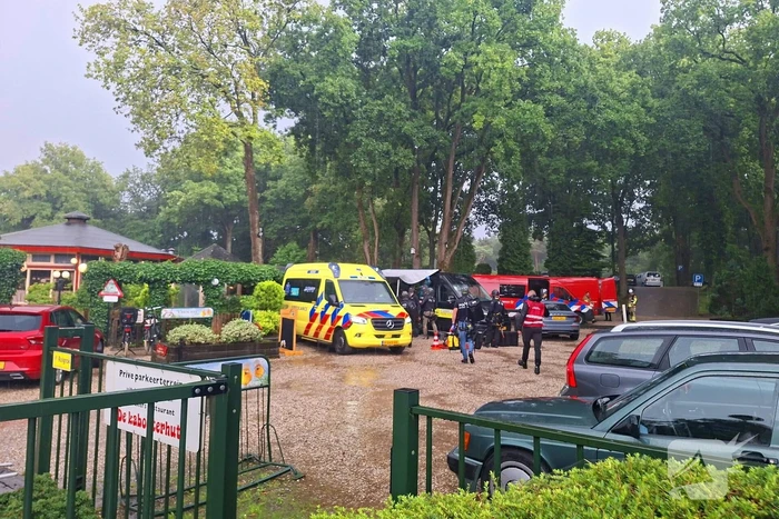 Persoon met verward gedrag op dak