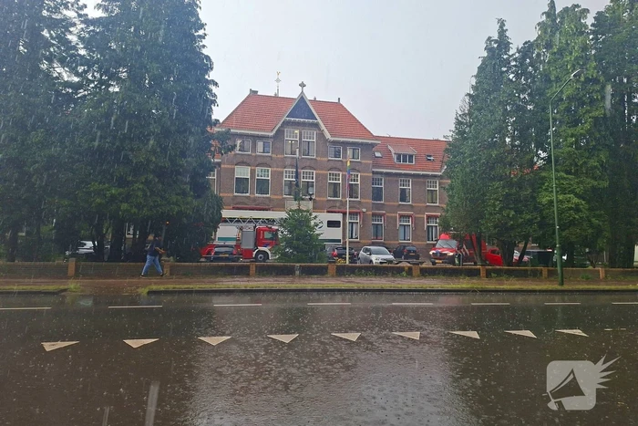 Persoon met verward gedrag op dak