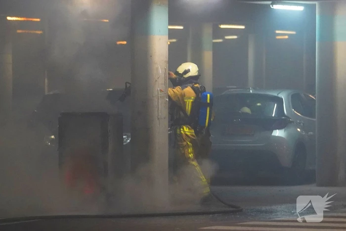 Containerbrand leidt tot schade in parkeergarage