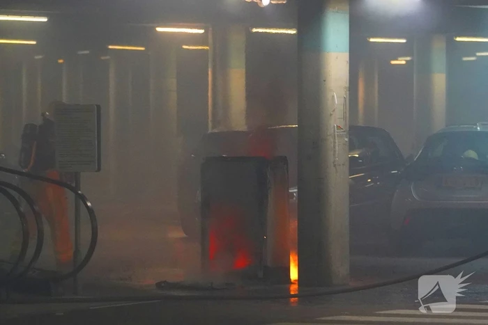 Containerbrand leidt tot schade in parkeergarage