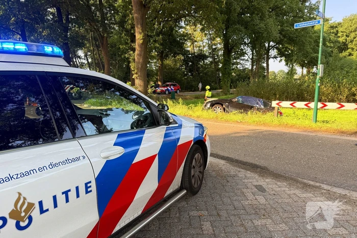 Auto in sloot na aanrijding met gewonde bestuurder