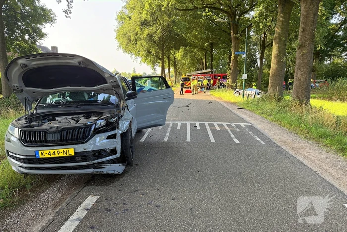 Auto in sloot na aanrijding met gewonde bestuurder