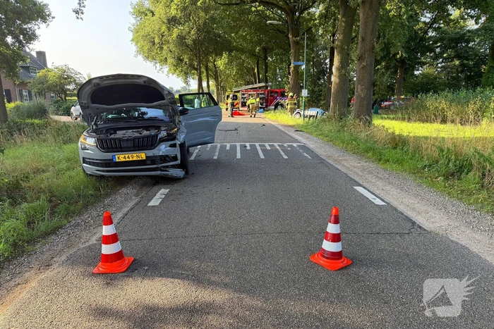 Auto in sloot na aanrijding met gewonde bestuurder